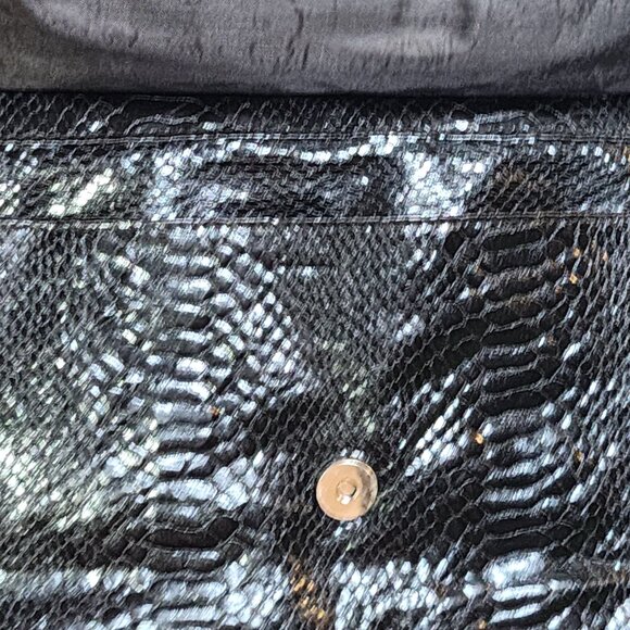 Global New Beginnings Black Faux Snake Double Snap Zip Pockets Large Tote Bag - Picture 8 of 16